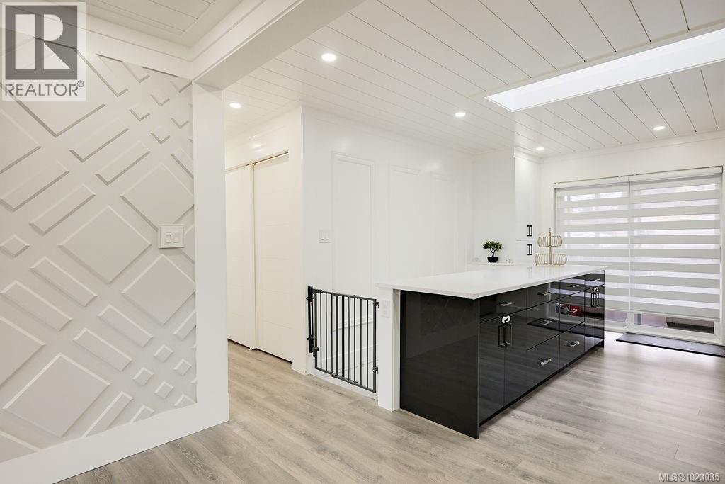  2710 Victor Street, Victoria