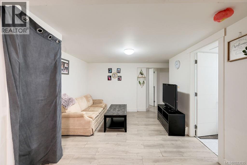  2710 Victor Street, Victoria