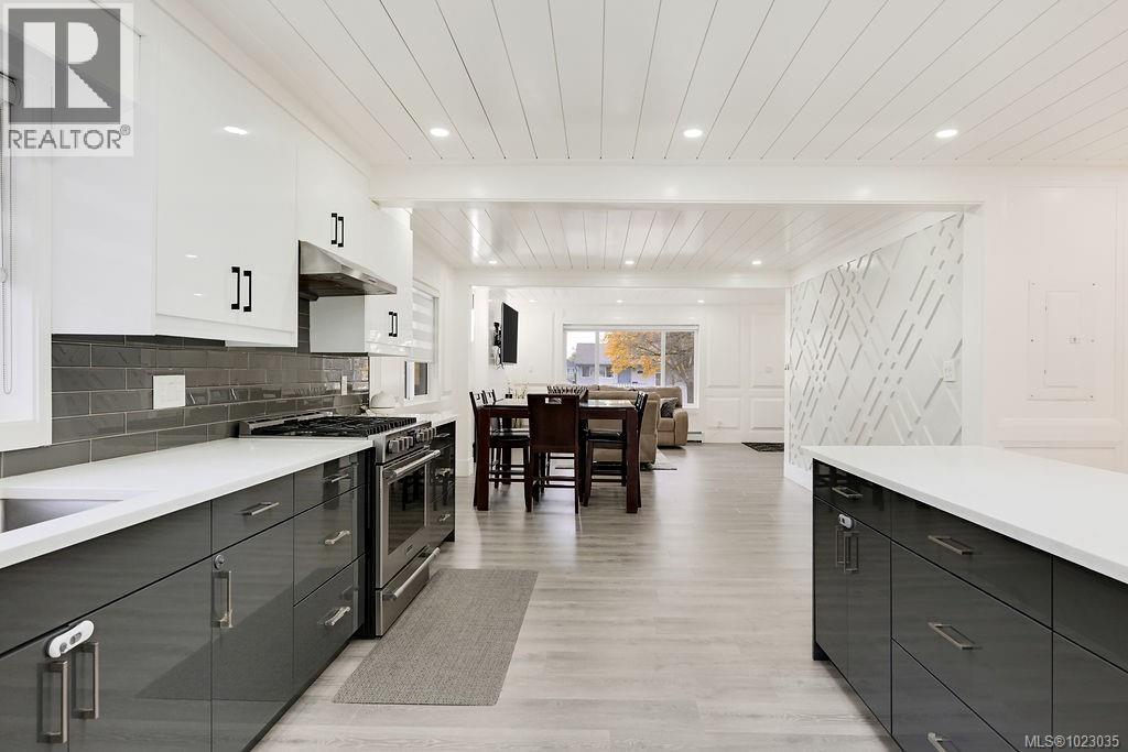  2710 Victor Street, Victoria