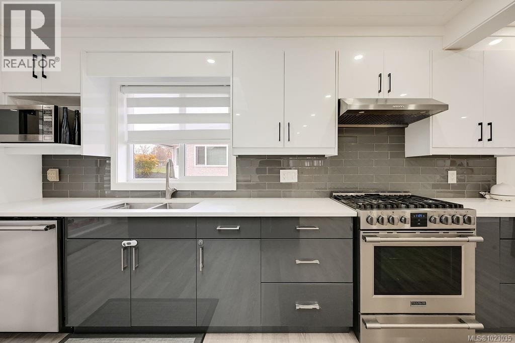  2710 Victor Street, Victoria