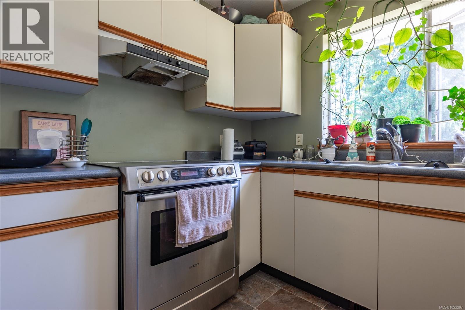 8598 Island Hwy N, Black Creek