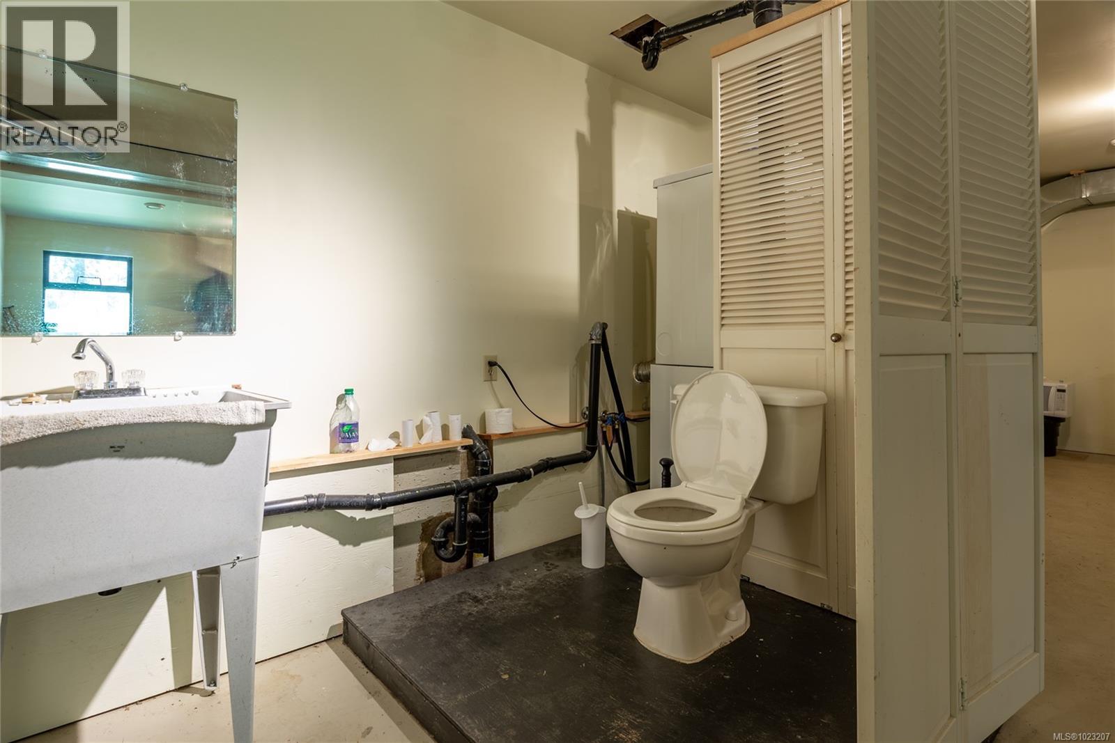 8598 Island Hwy N, Black Creek