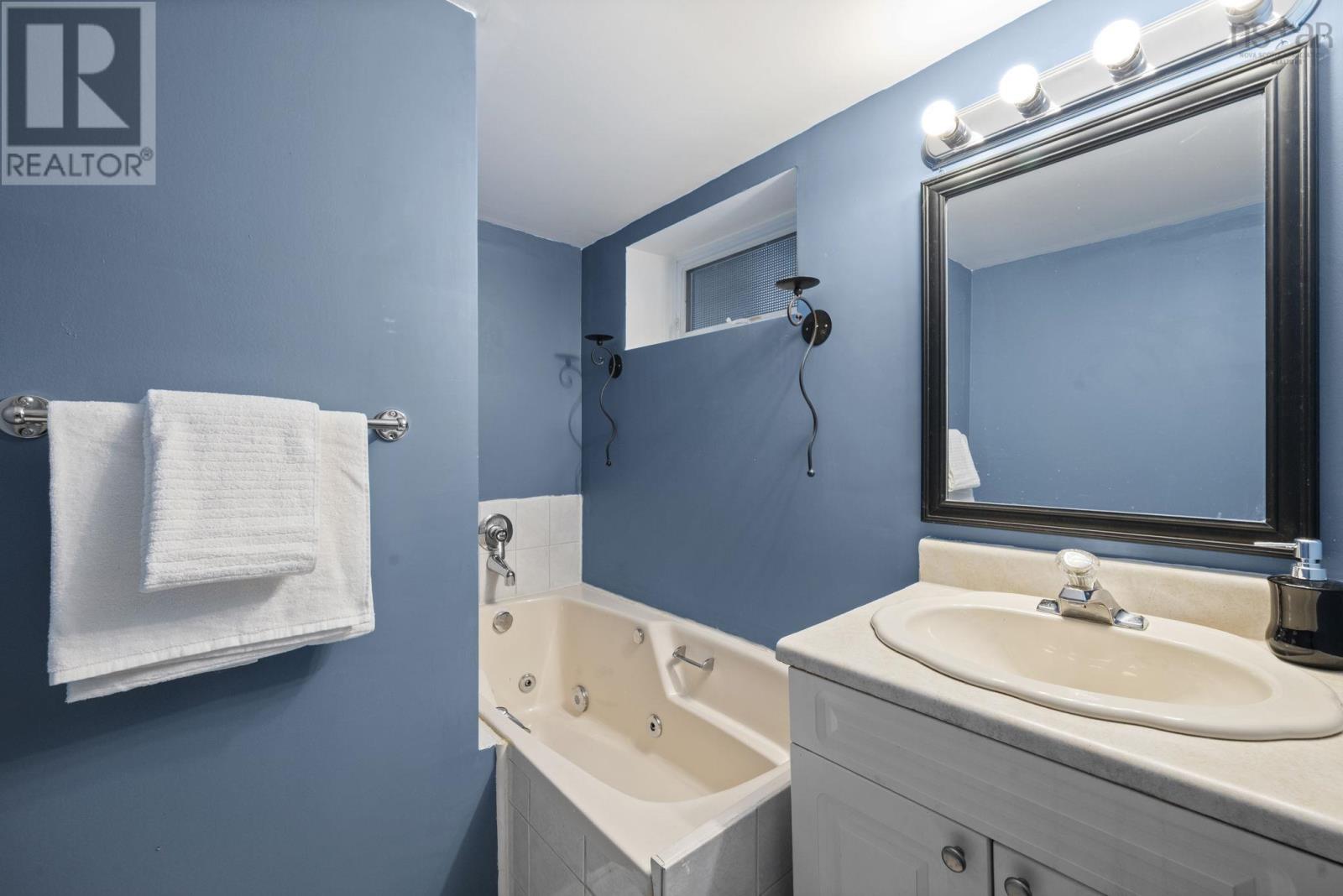 Property 33 of 48 of 114 Quaker Crescent