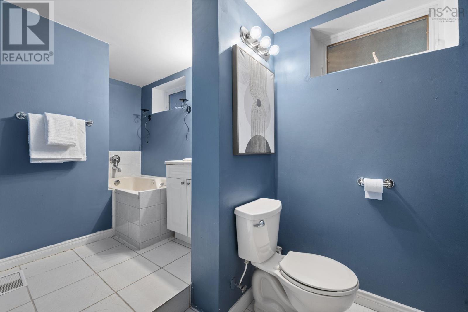 Property 32 of 48 of 114 Quaker Crescent