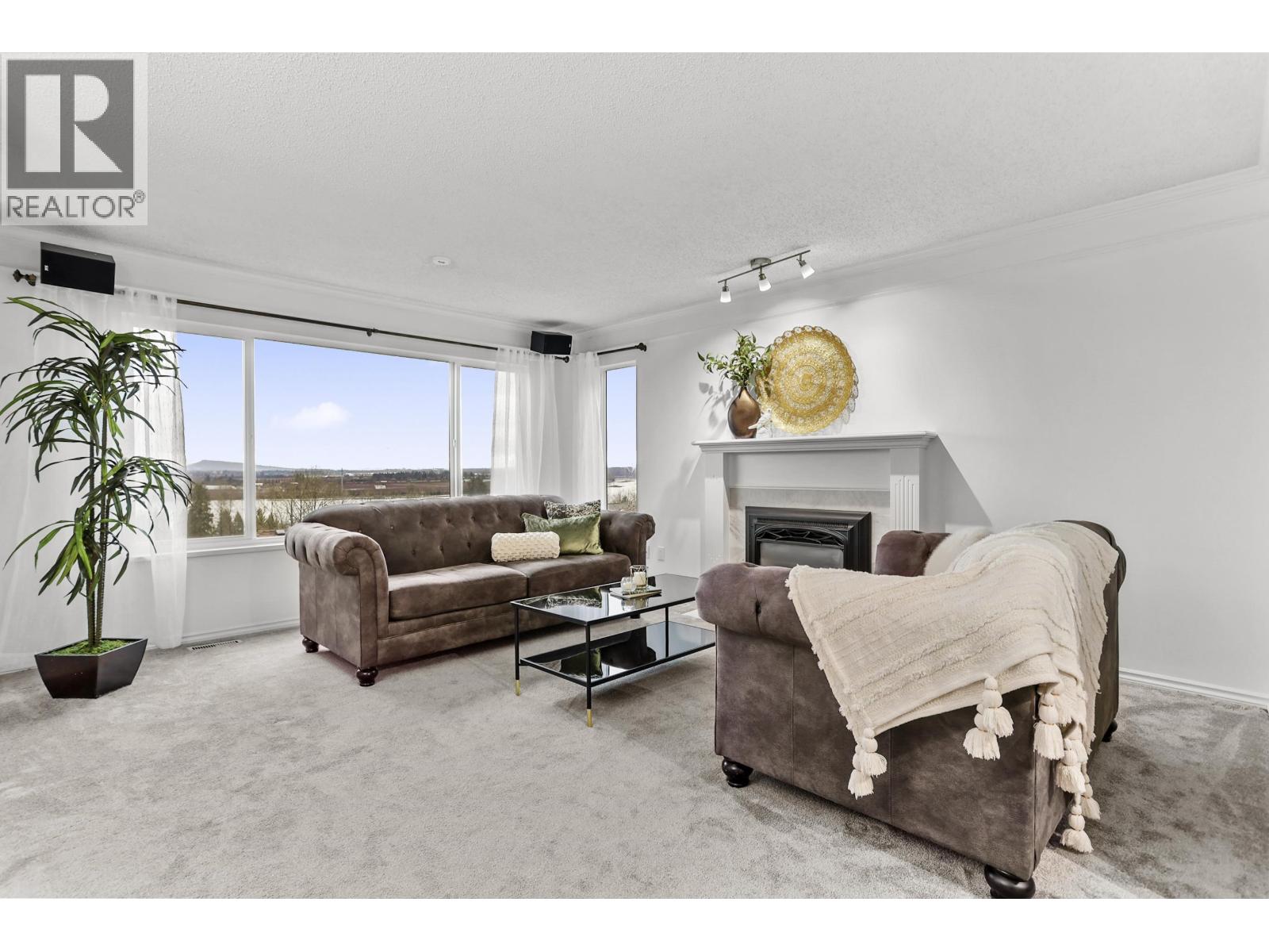 117 1140 CASTLE Crescent - photo 2