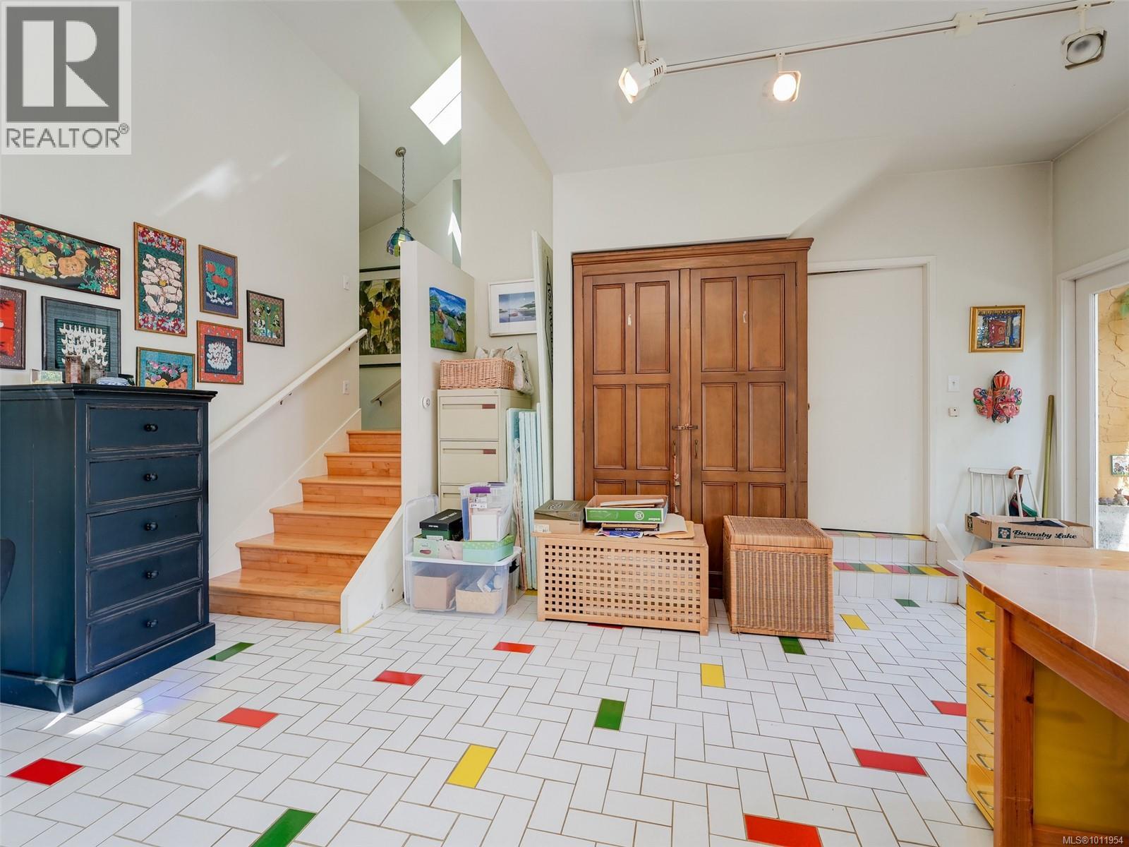  2550 Queenswood Drive, Saanich