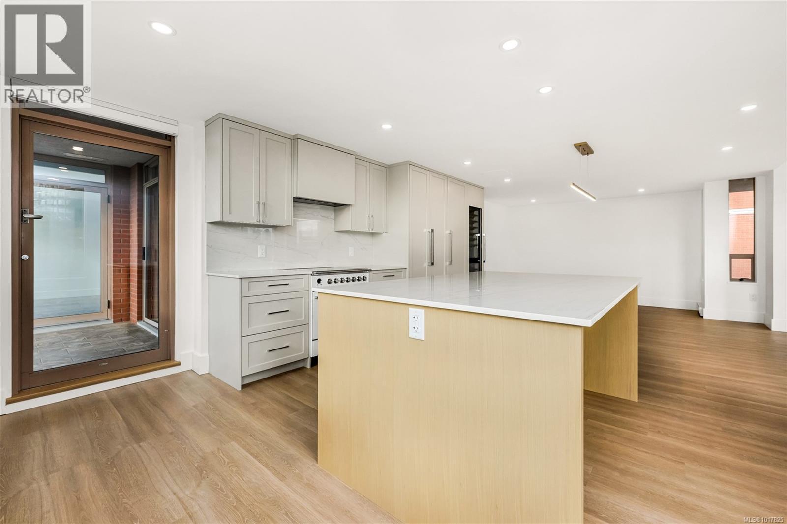 504 630 Montreal Street, Victoria