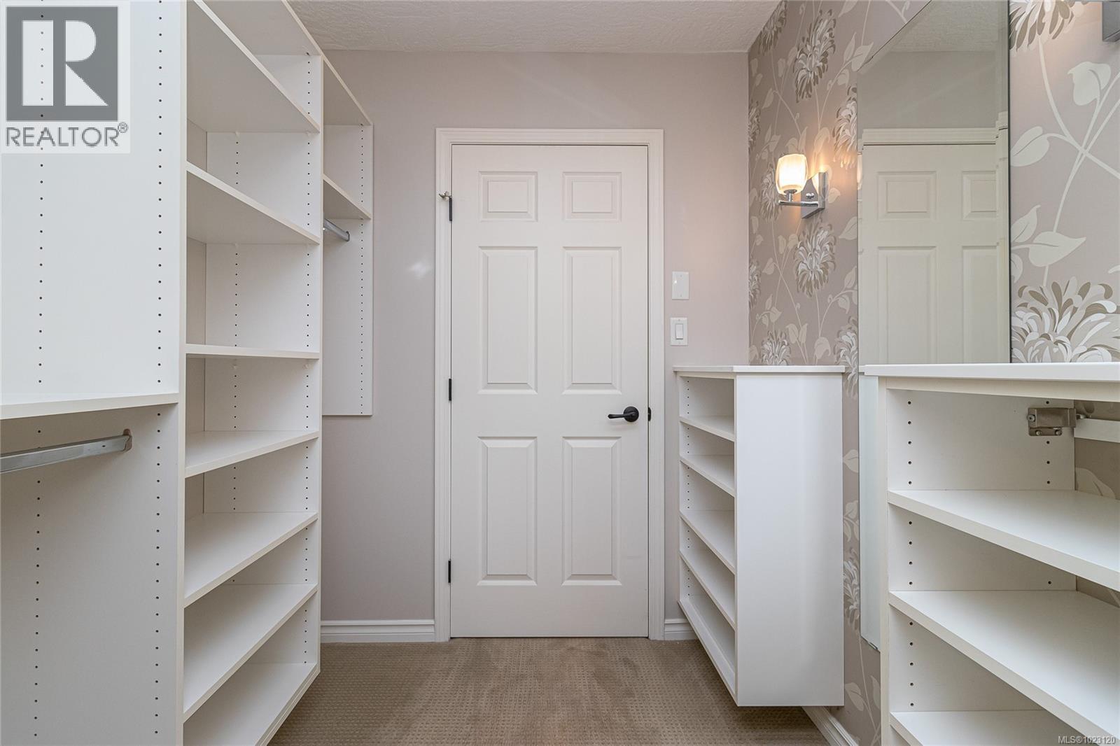 404 9975 Fifth Street, Sidney