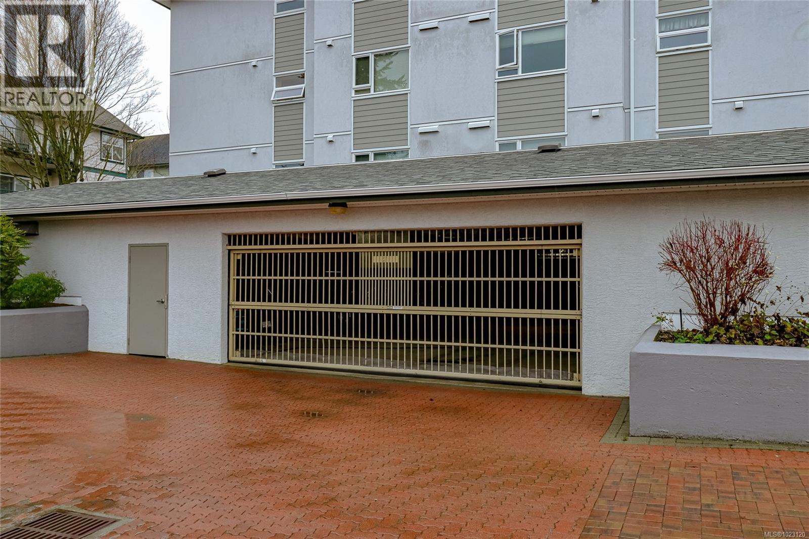 404 9975 Fifth Street, Sidney