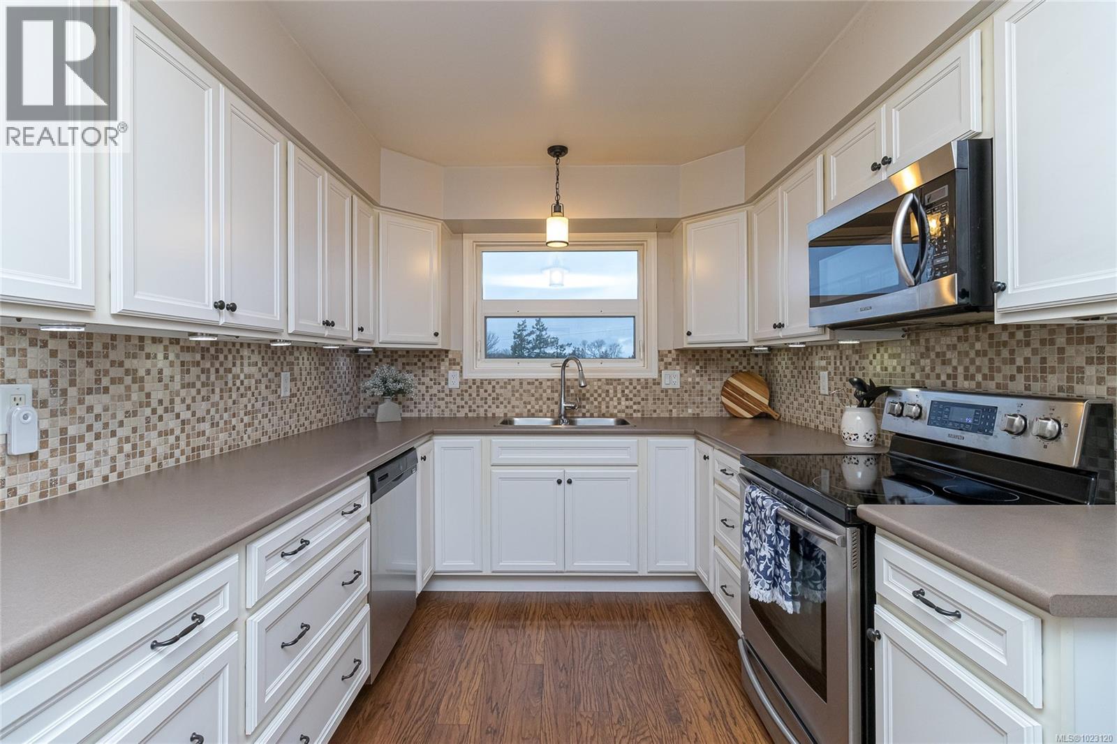 404 9975 Fifth Street, Sidney