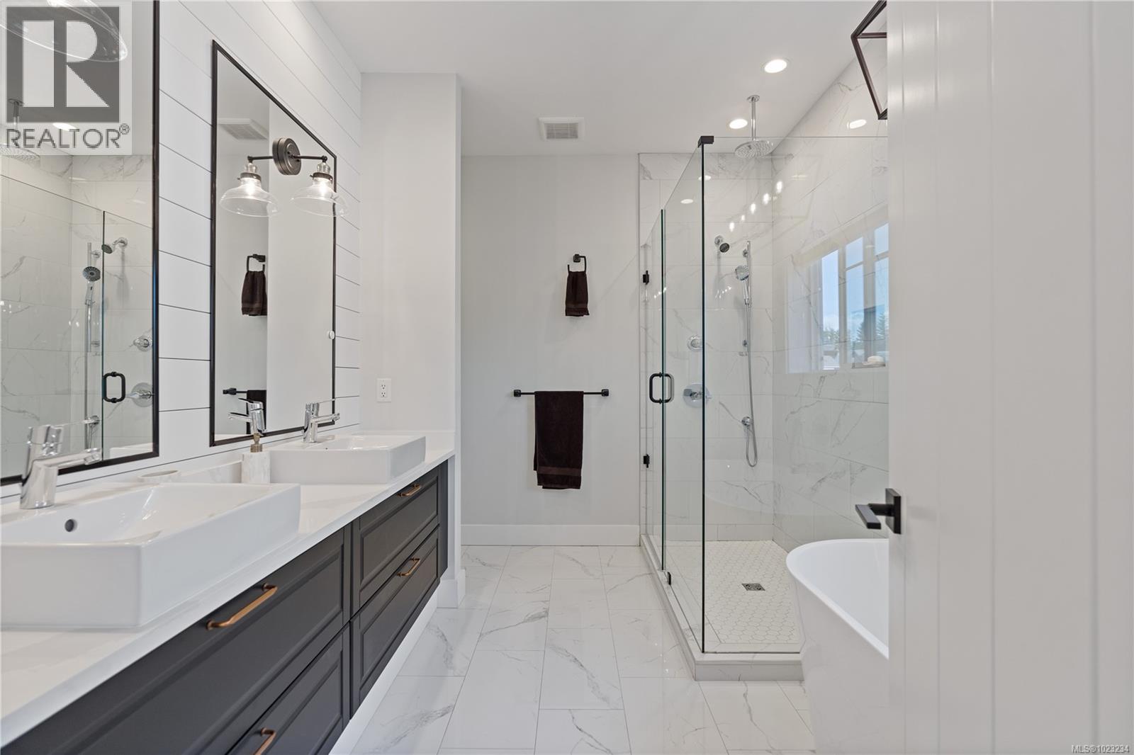 2316 Mountain Heights Dr, Sooke