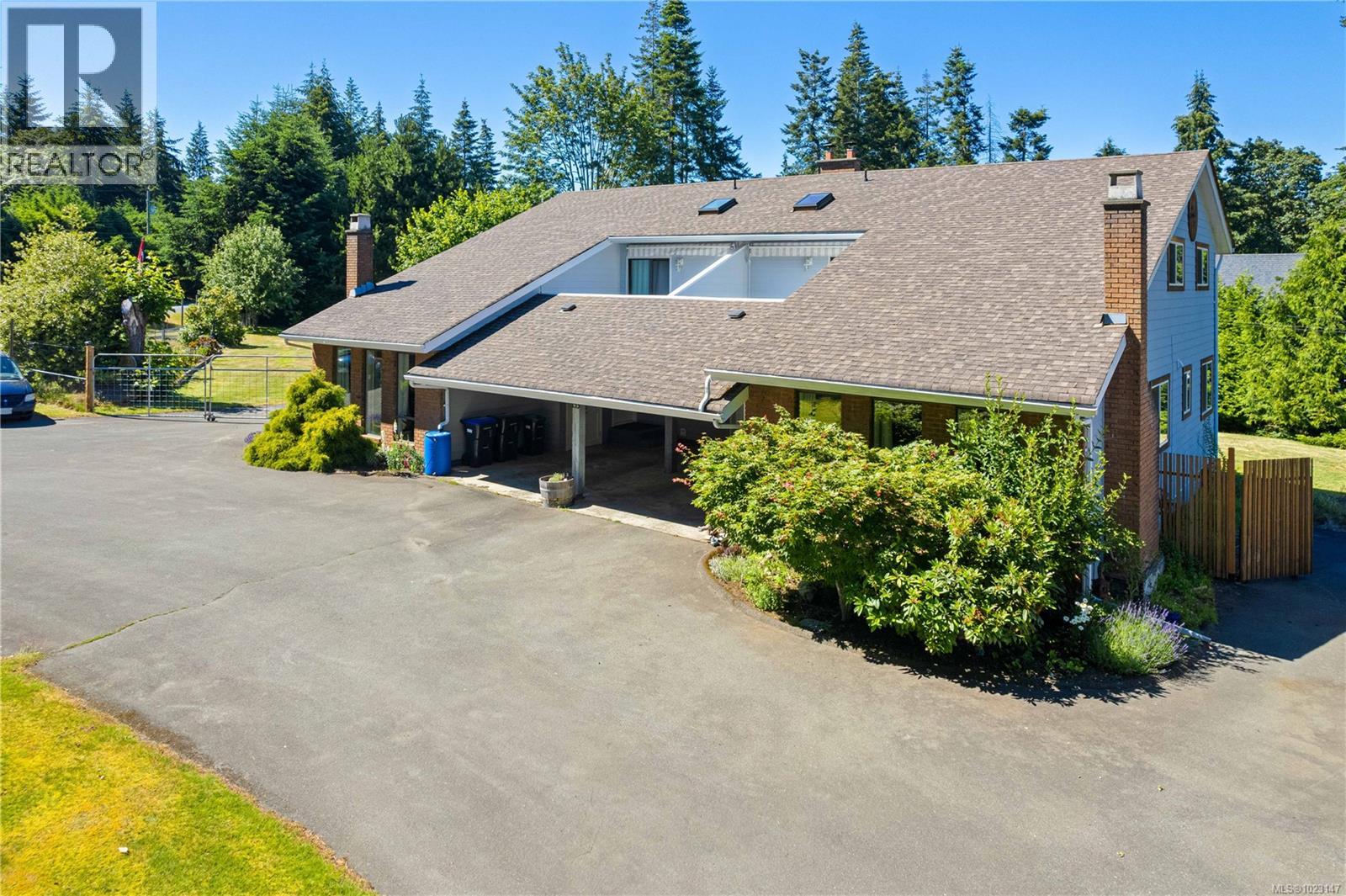 A & B 153 Bald Eagle Cres, Bowser