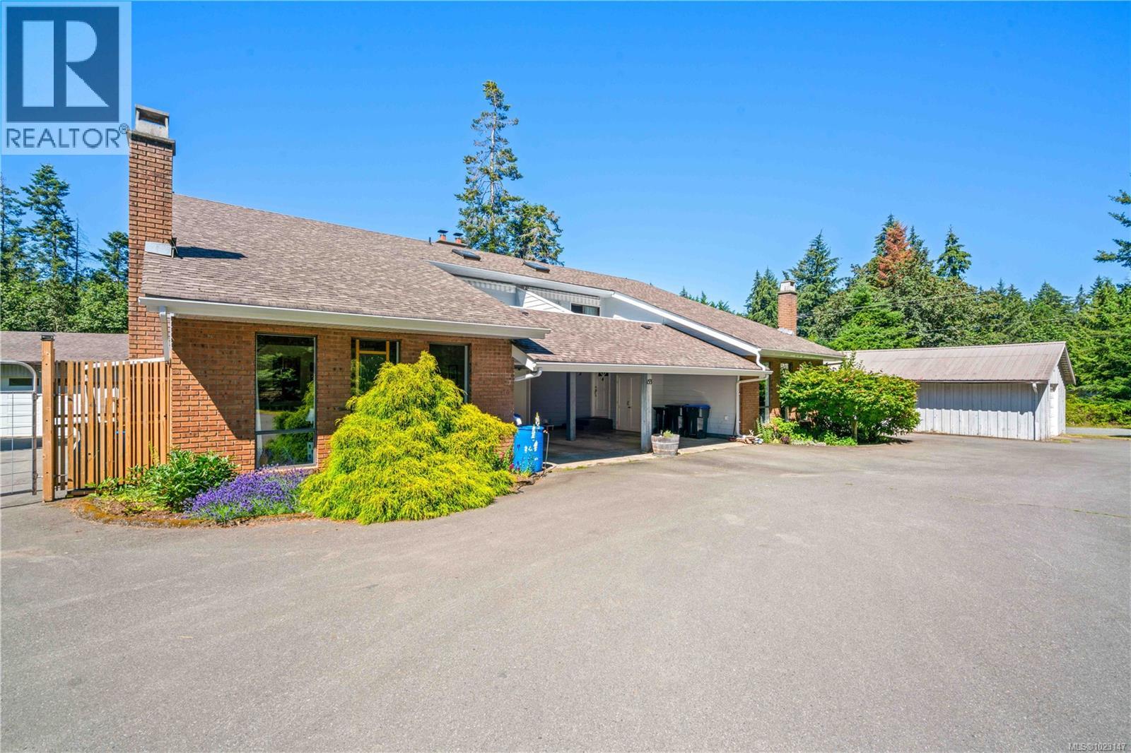 A & B 153 Bald Eagle Cres, Bowser