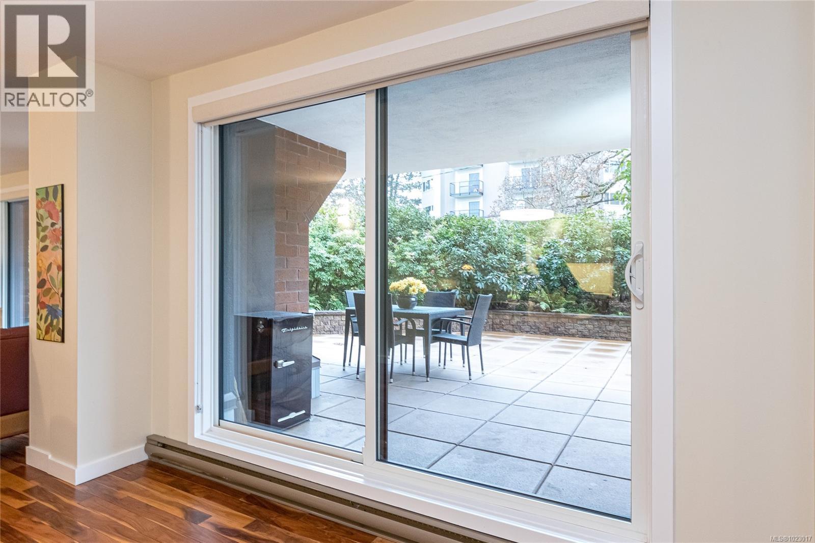 105 1375 Newport Avenue, Oak Bay