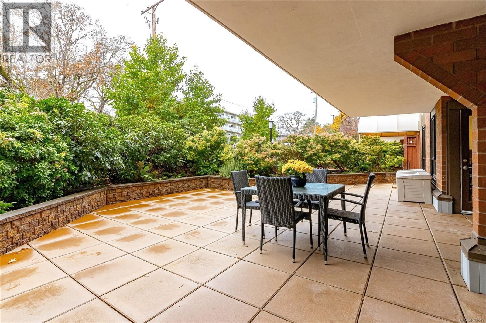 105 1375 Newport Avenue, Oak Bay