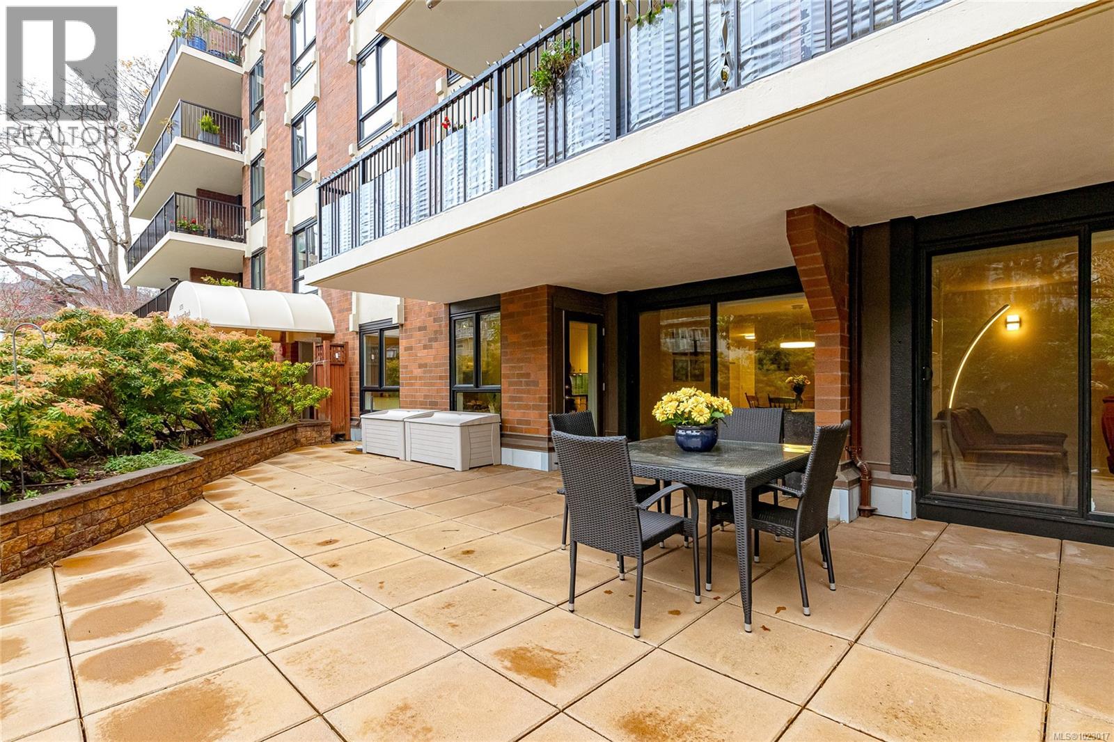 105 1375 Newport Avenue, Oak Bay