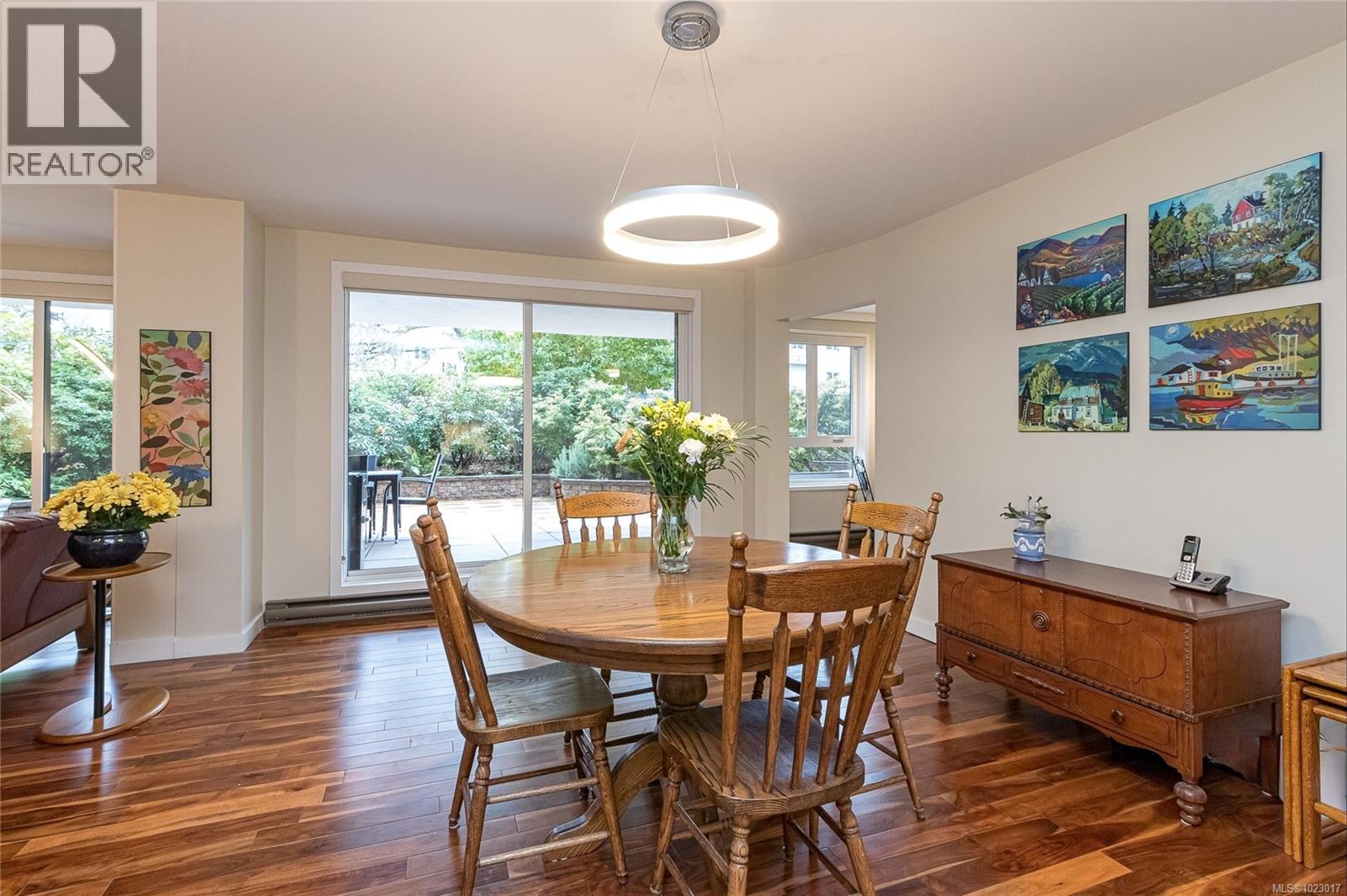 105 1375 Newport Avenue, Oak Bay