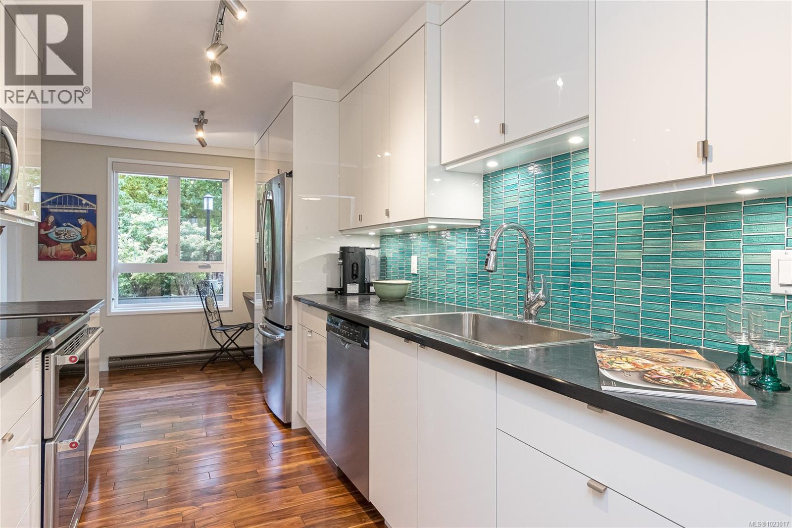 105 1375 Newport Avenue, Oak Bay