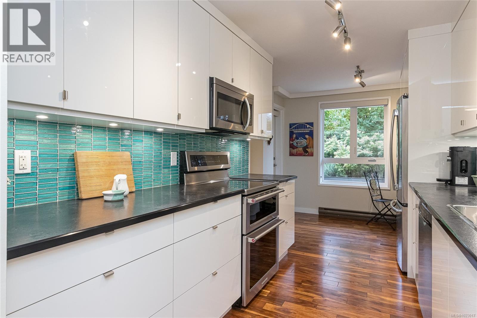 105 1375 Newport Avenue, Oak Bay