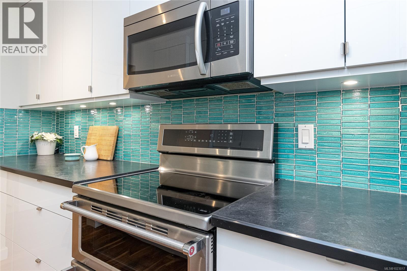 105 1375 Newport Avenue, Oak Bay