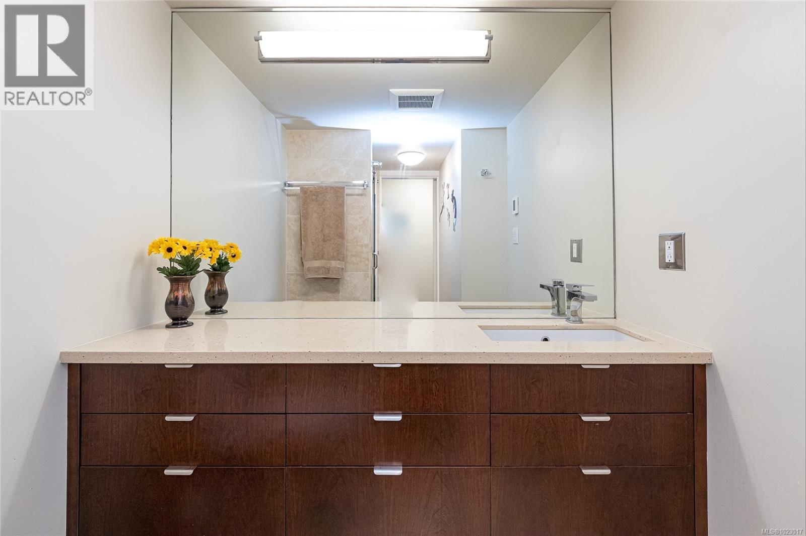 105 1375 Newport Avenue, Oak Bay