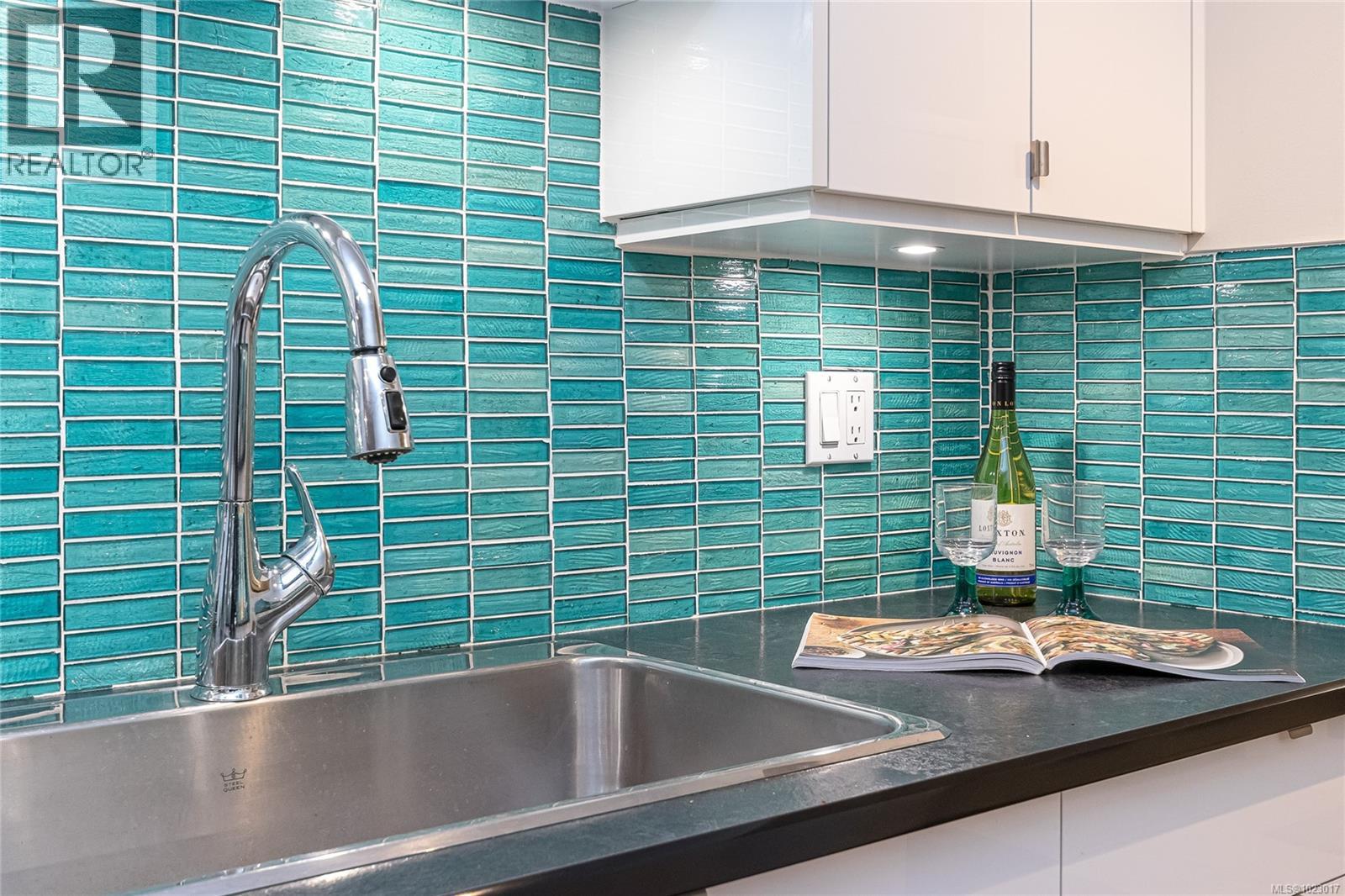 105 1375 Newport Avenue, Oak Bay