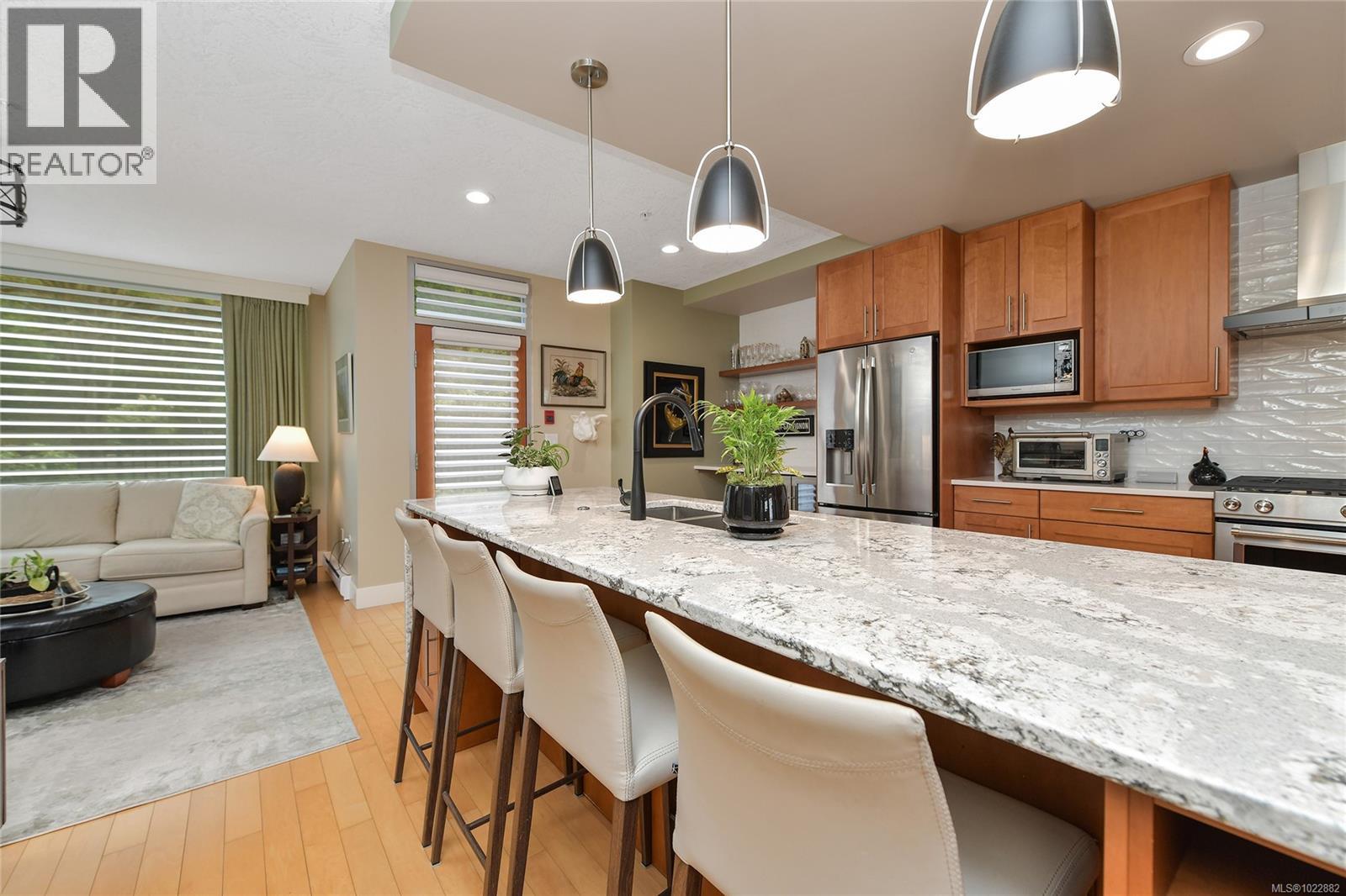 5336 Sayward Hill Cres - 16