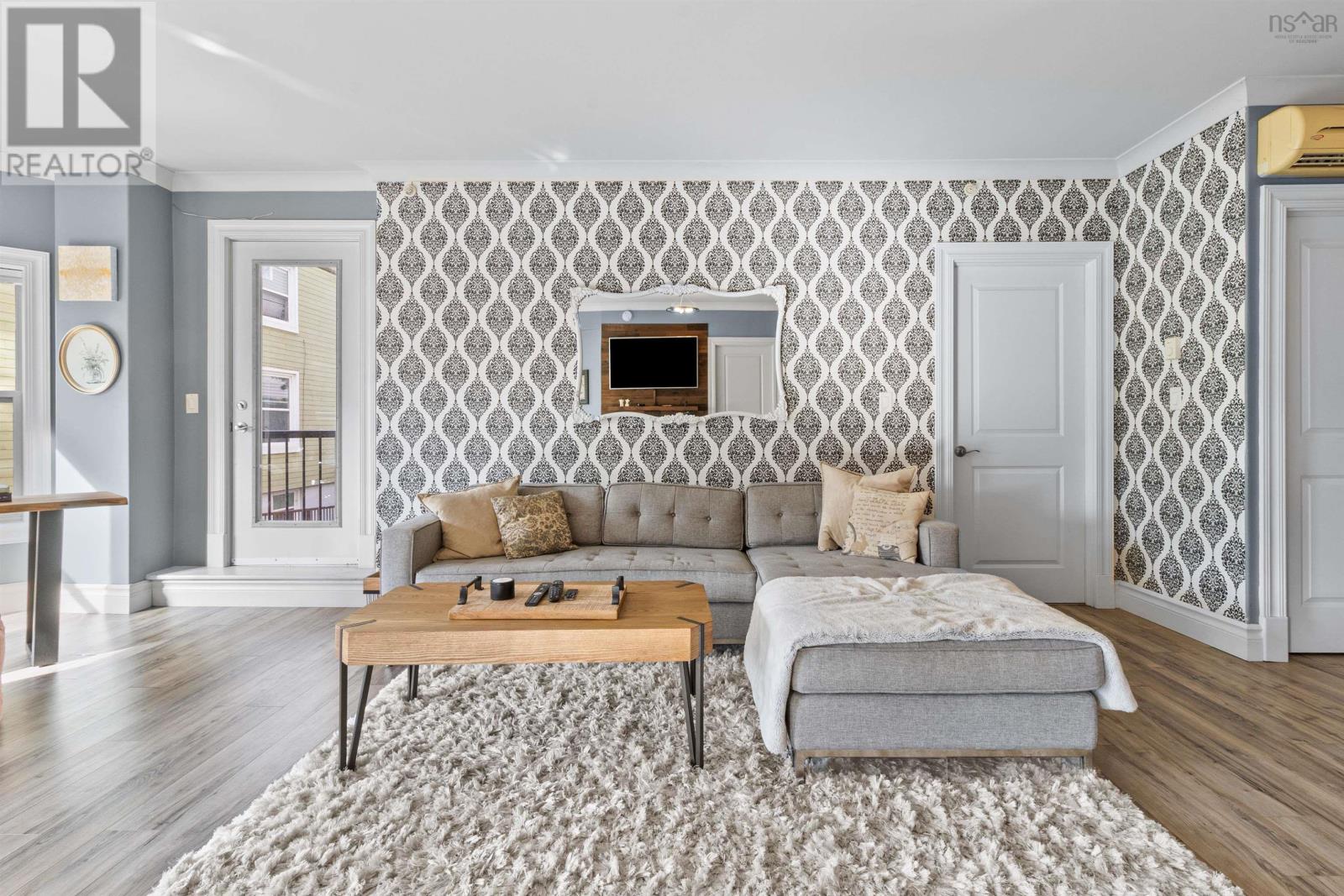 Property 10 of 41 of 106 1270 Oxford Street