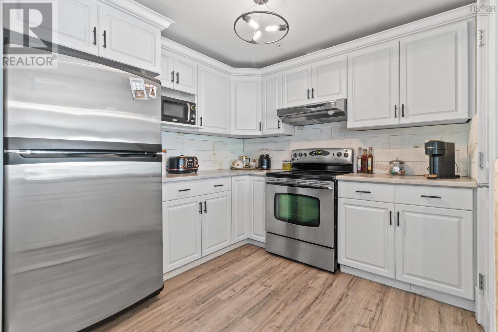 Property 14 of 41 of 106 1270 Oxford Street