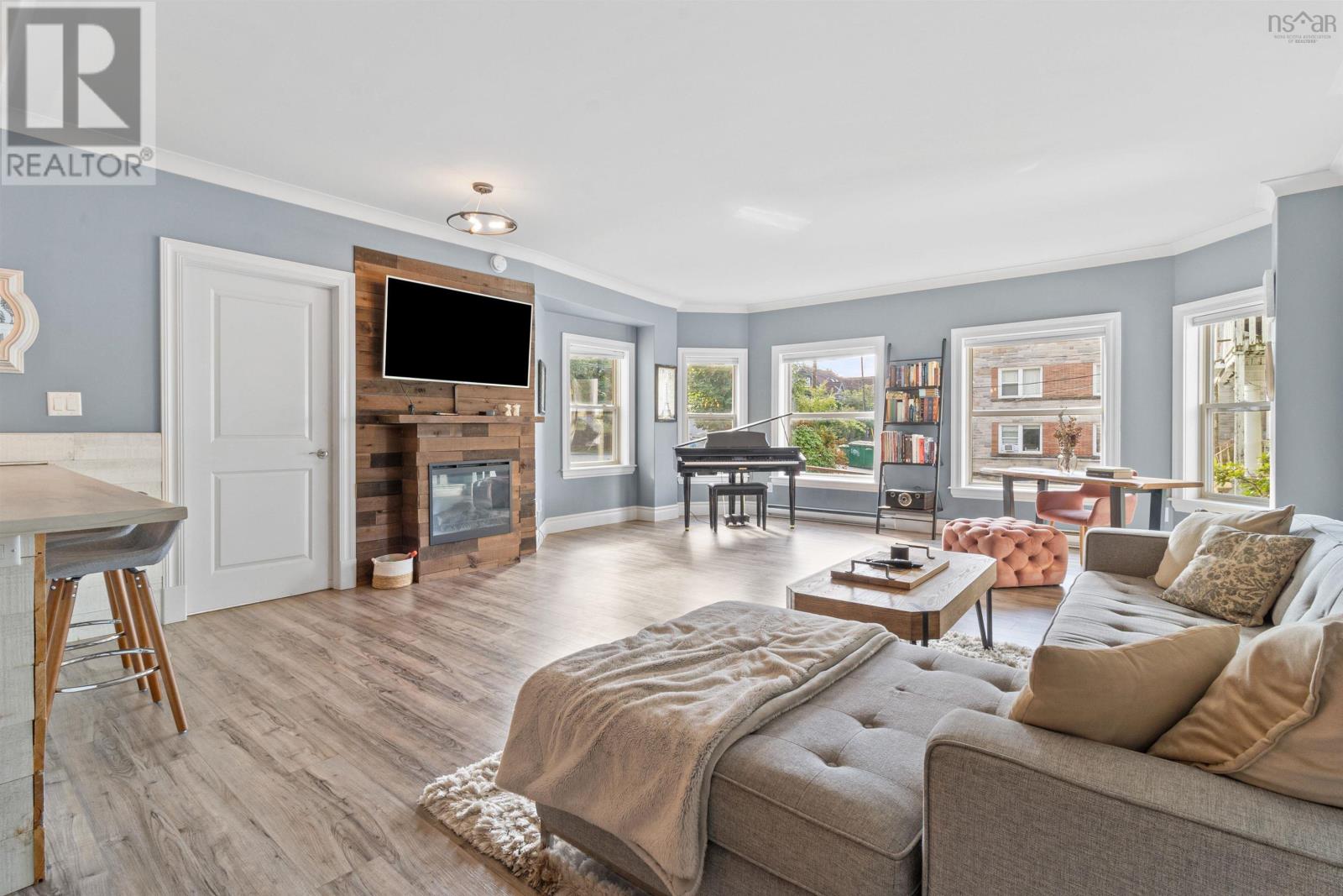 Property 9 of 41 of 106 1270 Oxford Street