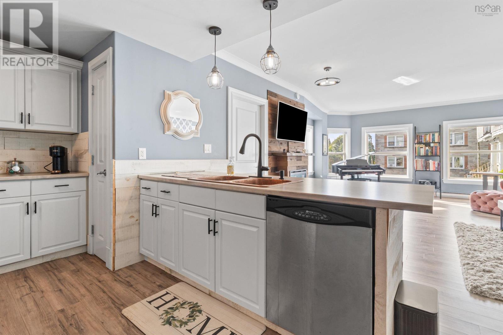 Property 16 of 41 of 106 1270 Oxford Street