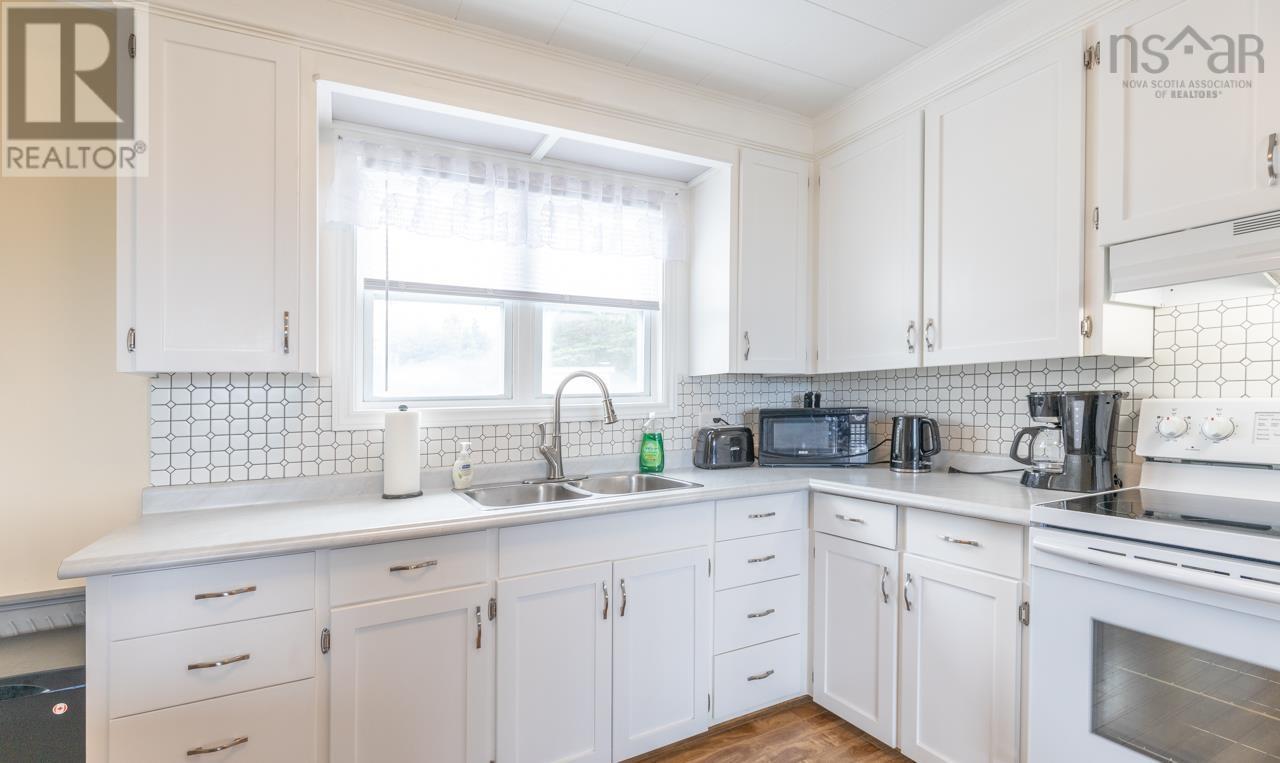 Property 16 of 40 of 5686 Highway 1