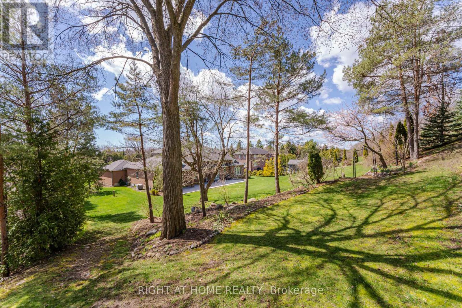 6 LORD DUNCAN COURT - 32