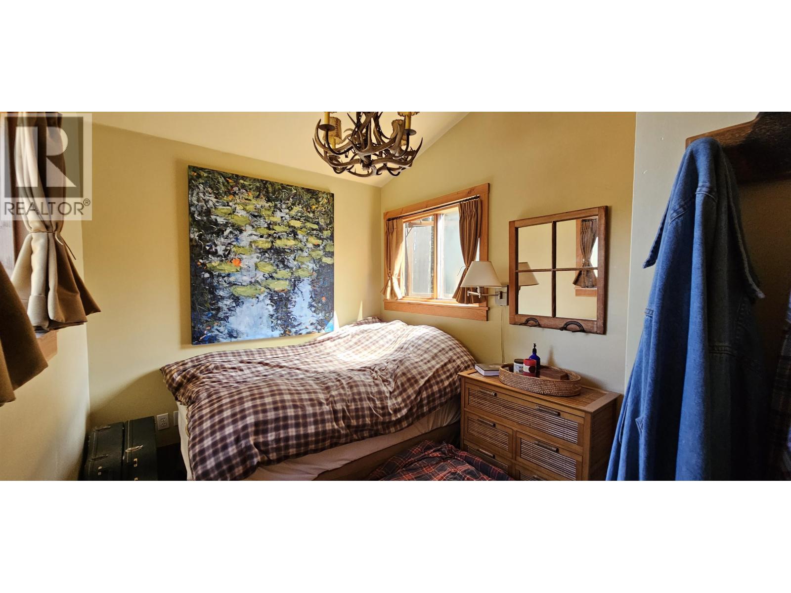 2236 MOUNTAIN ROAD, Gambier Island