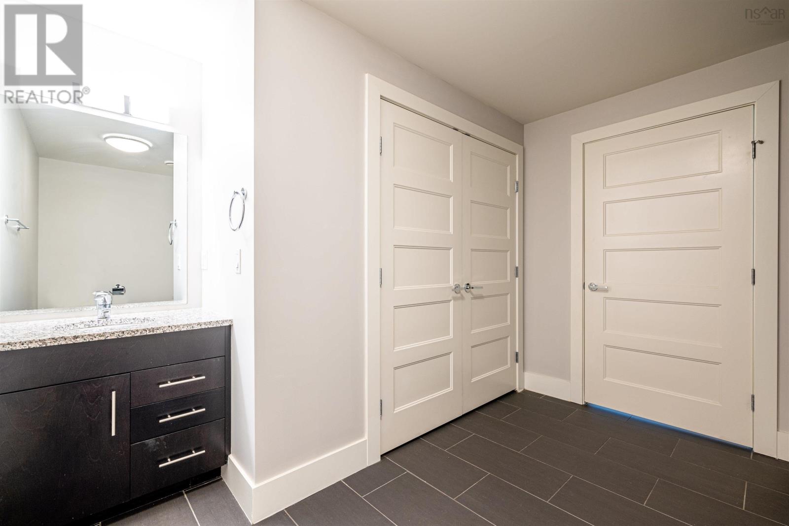 Property 21 of 31 of 208 15 Kings Wharf Place