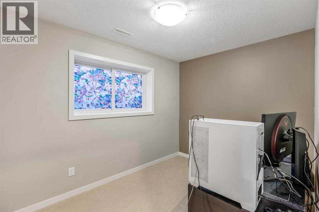 Single Family House 4 Level for Sale in  Sunridge Crescent W Sunridge Lethbridge 