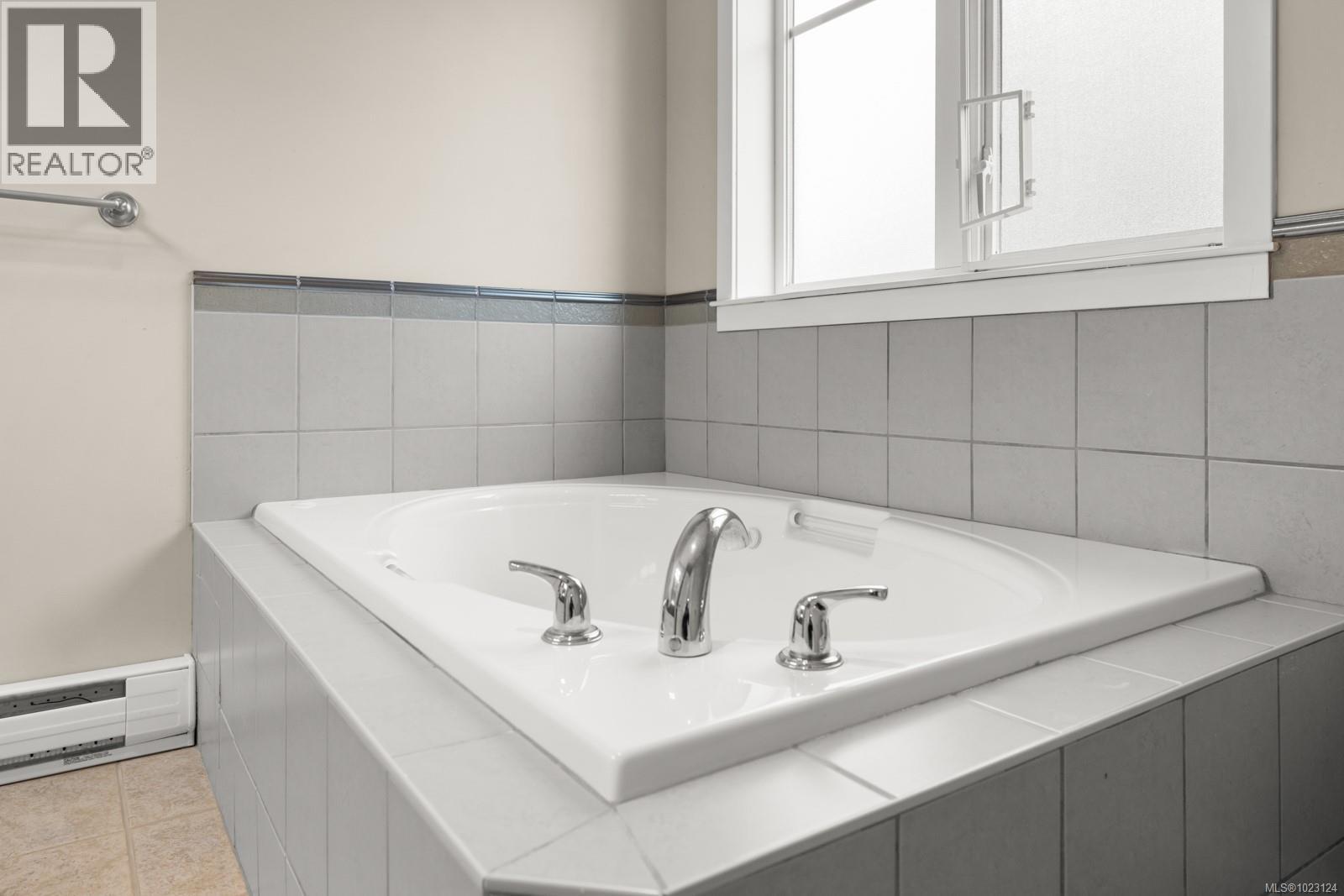 5 4079 Douglas Street, Saanich