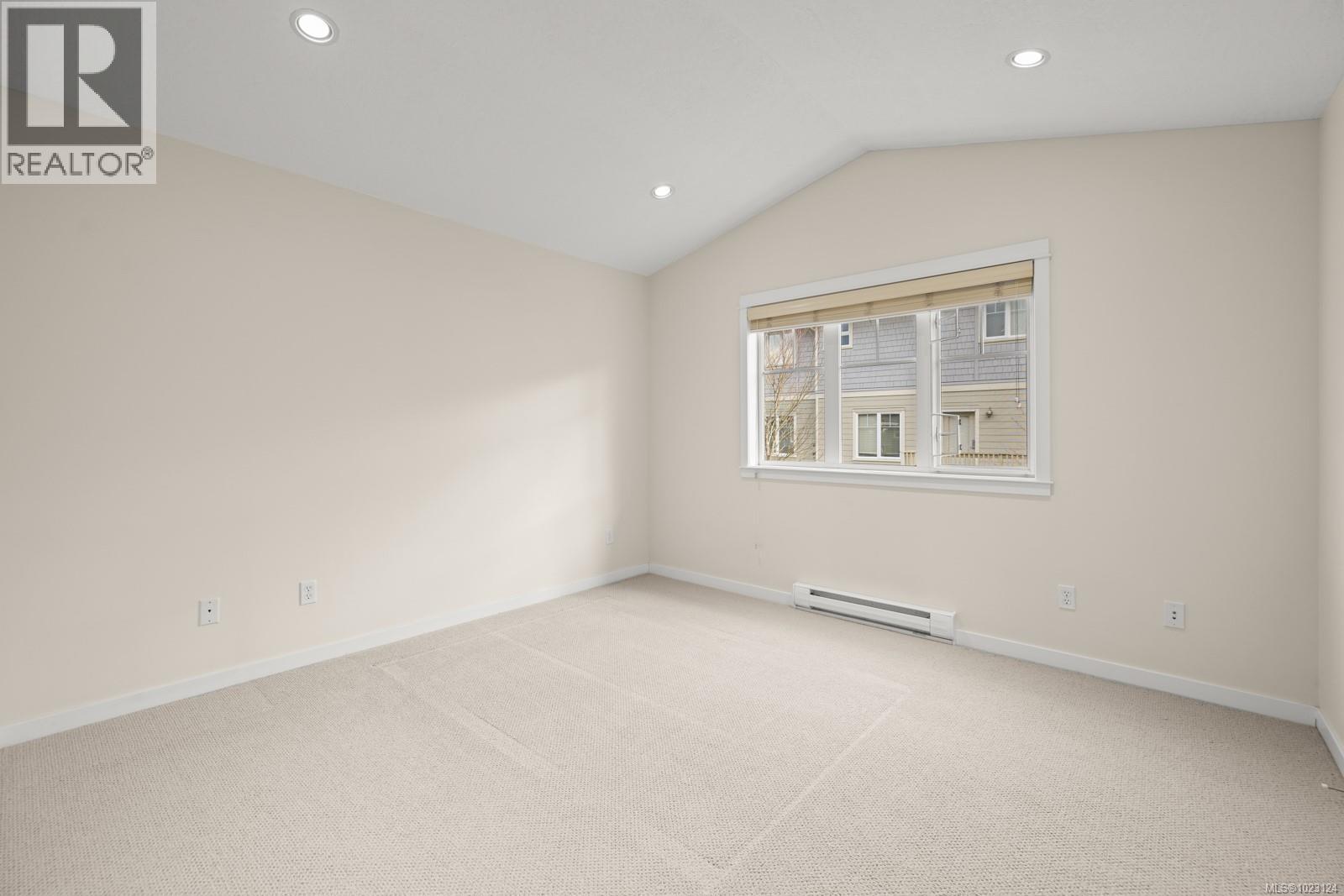 5 4079 Douglas Street, Saanich