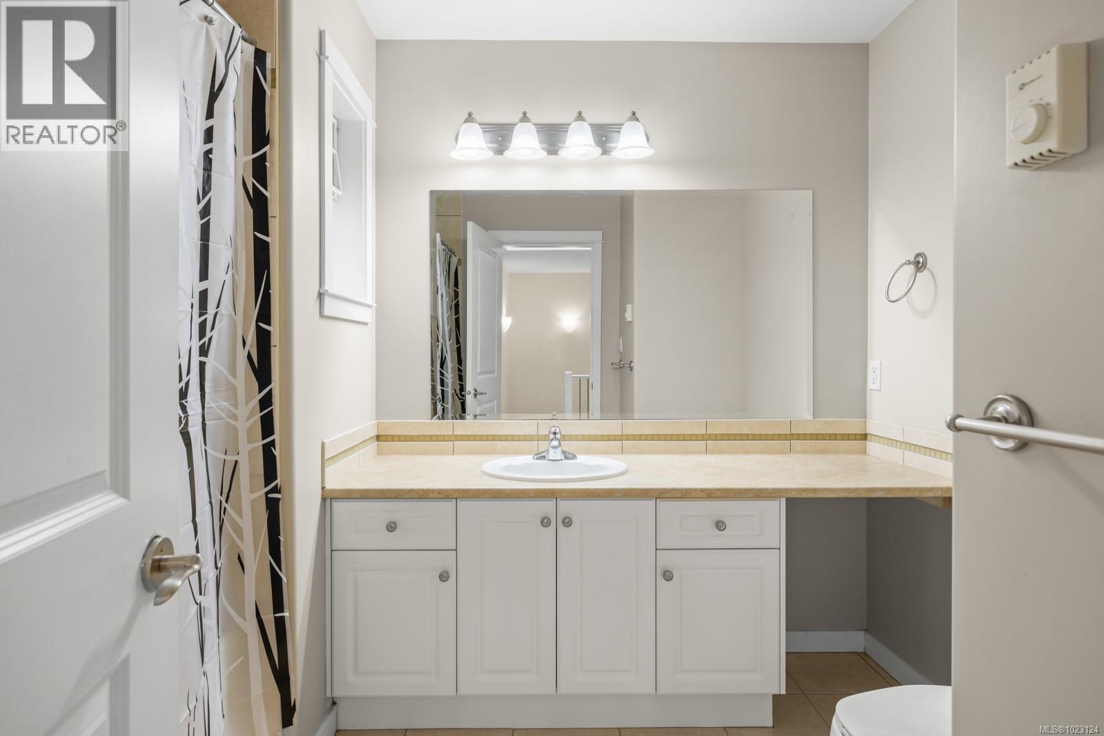 5 4079 Douglas Street, Saanich