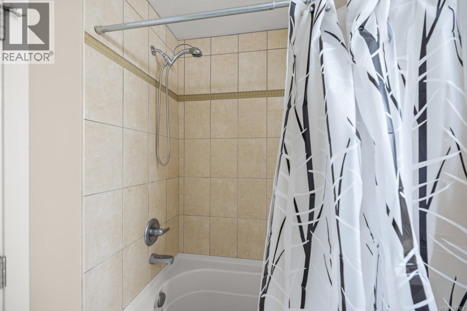 5 4079 Douglas Street, Saanich