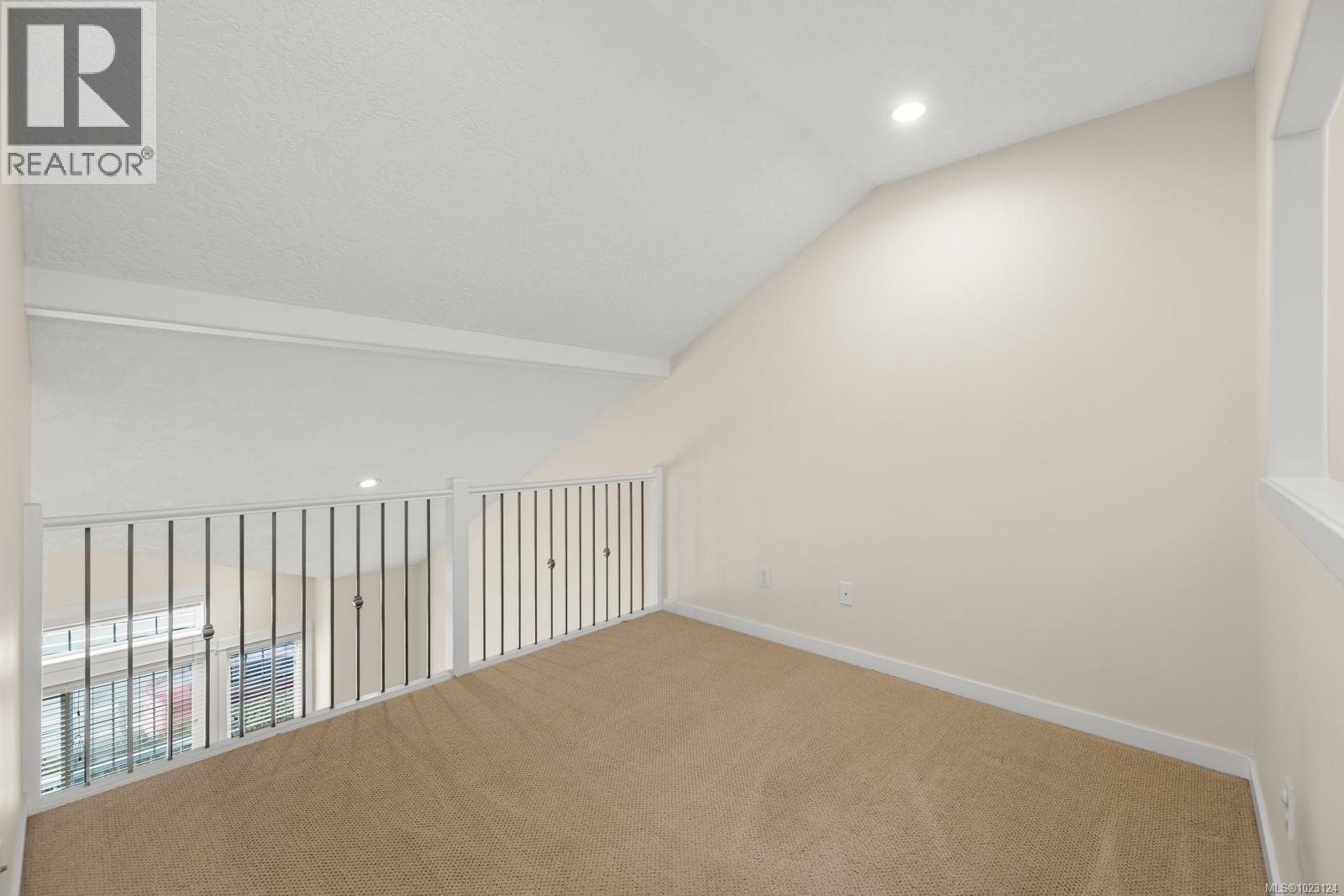 5 4079 Douglas Street, Saanich