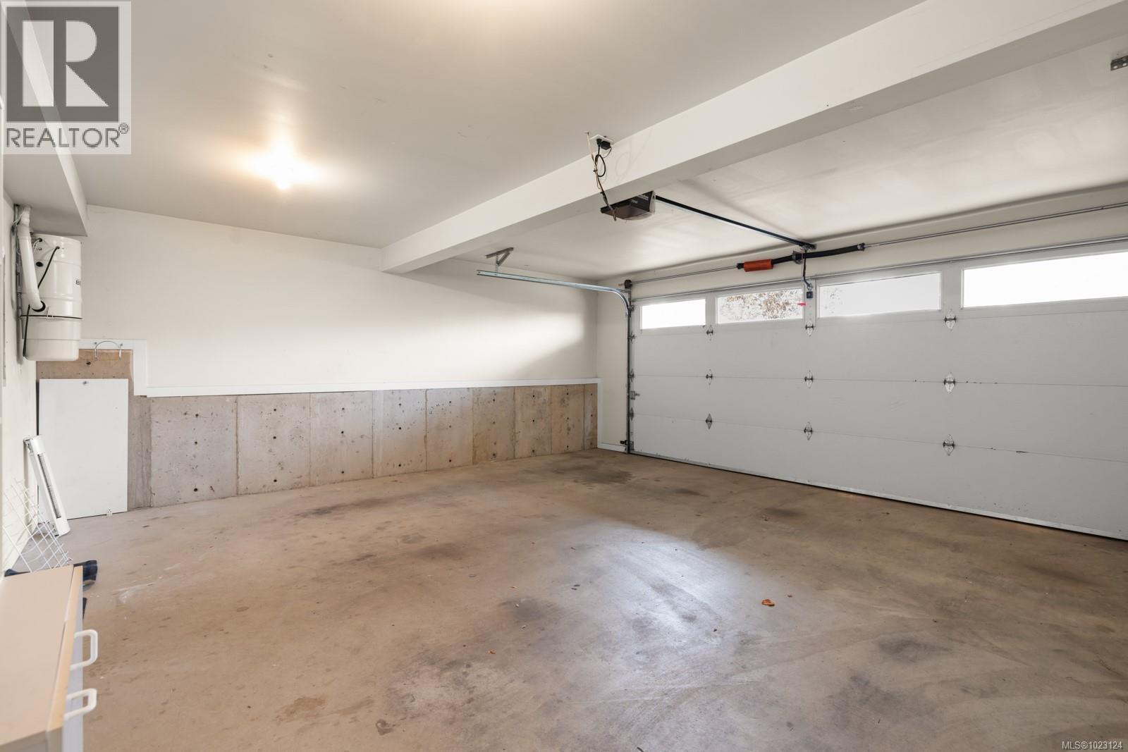 5 4079 Douglas Street, Saanich