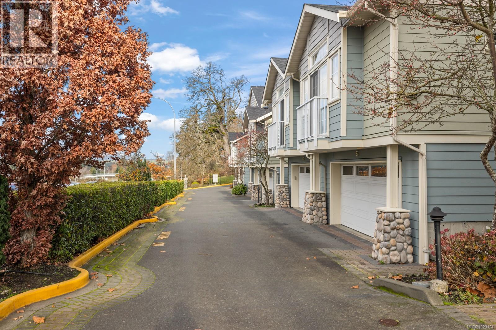 5 4079 Douglas Street, Saanich