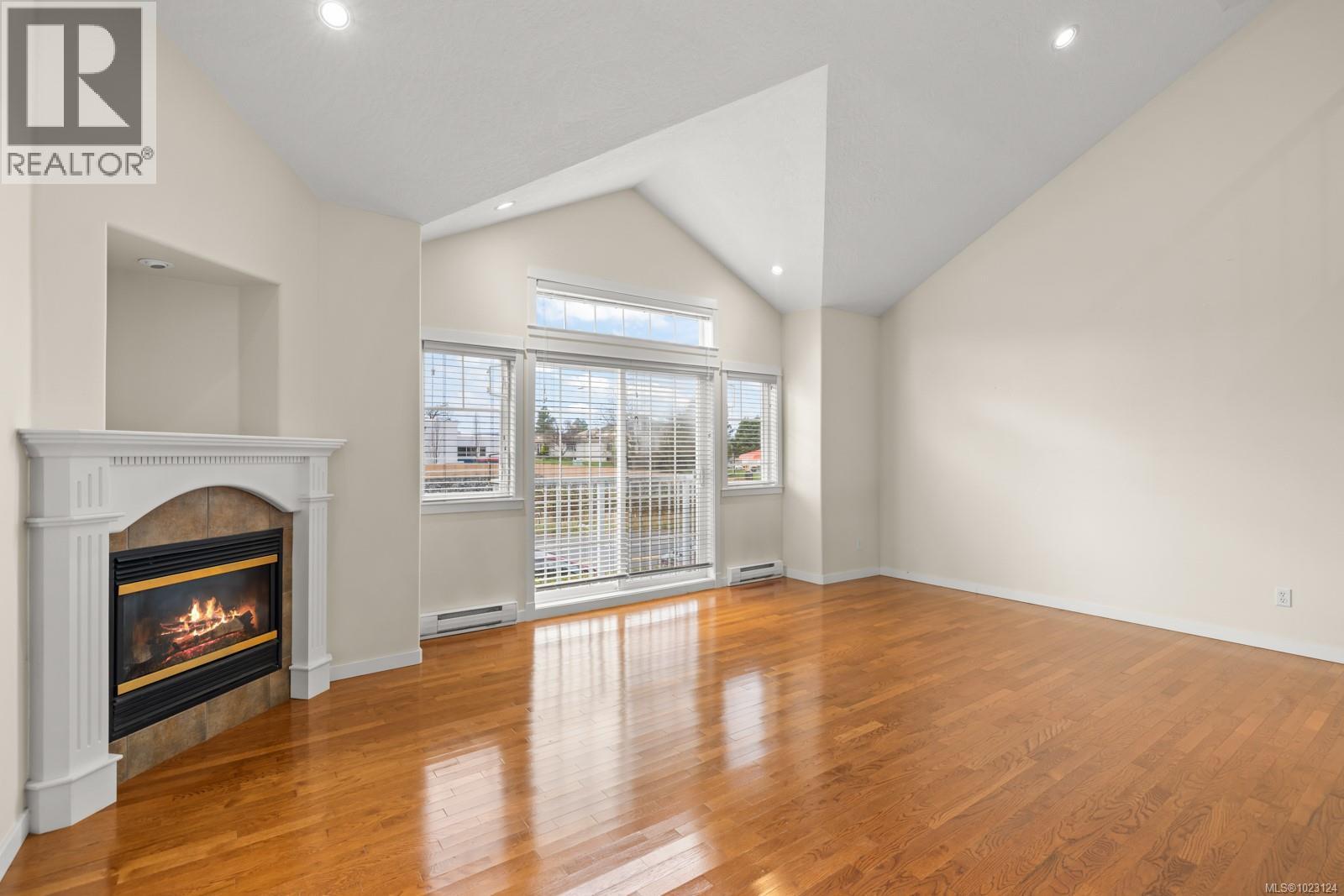 5 4079 Douglas Street, Saanich