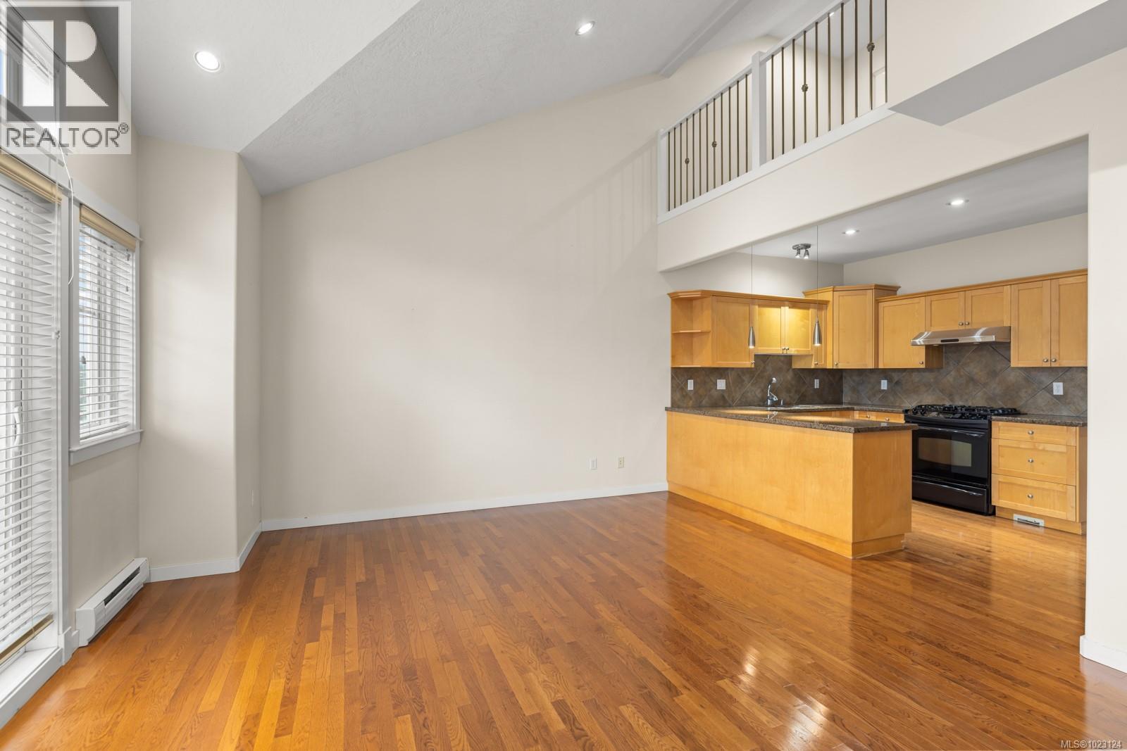 5 4079 Douglas Street, Saanich