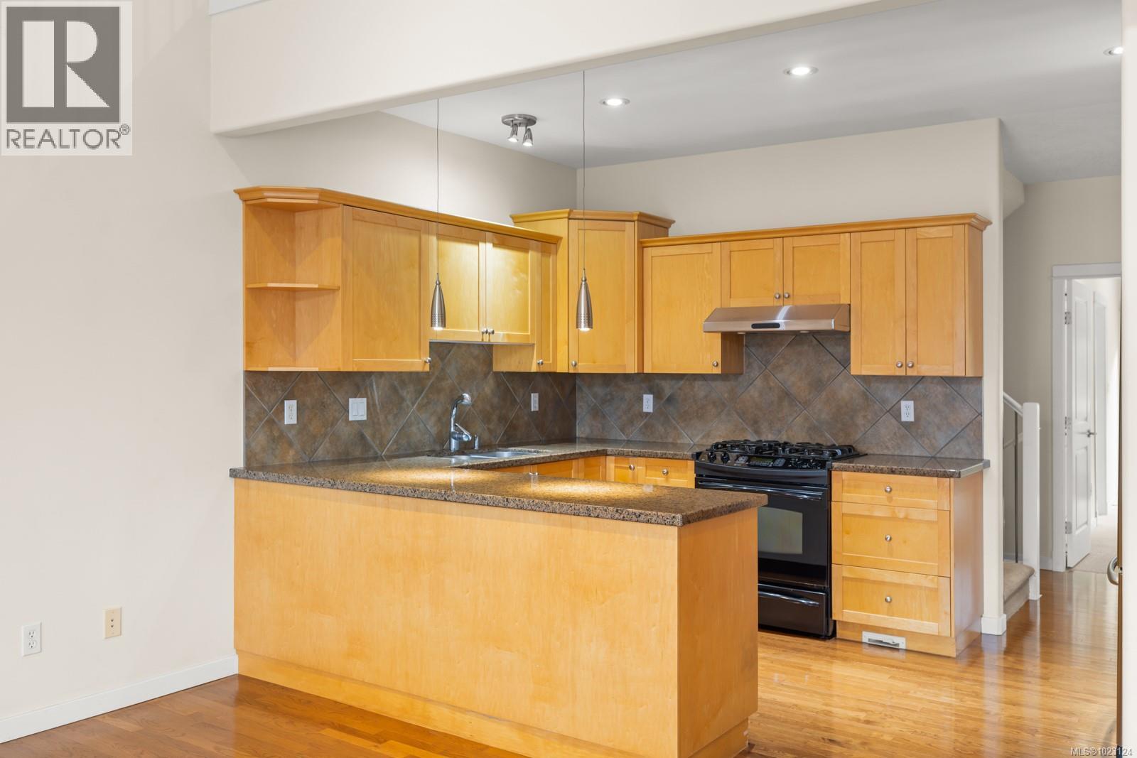 5 4079 Douglas Street, Saanich