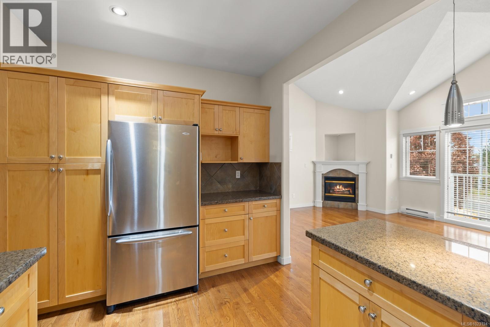 5 4079 Douglas Street, Saanich