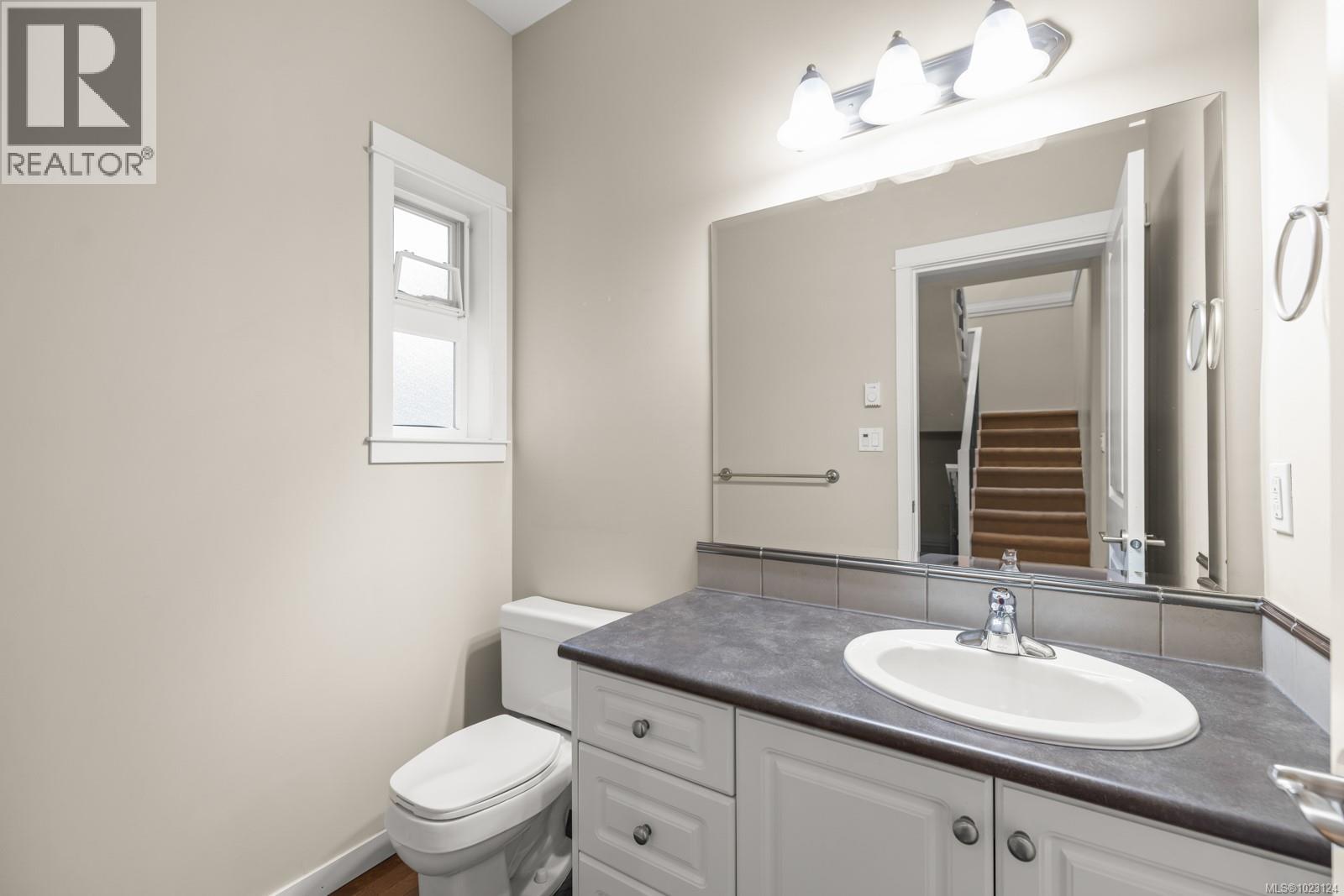 5 4079 Douglas Street, Saanich