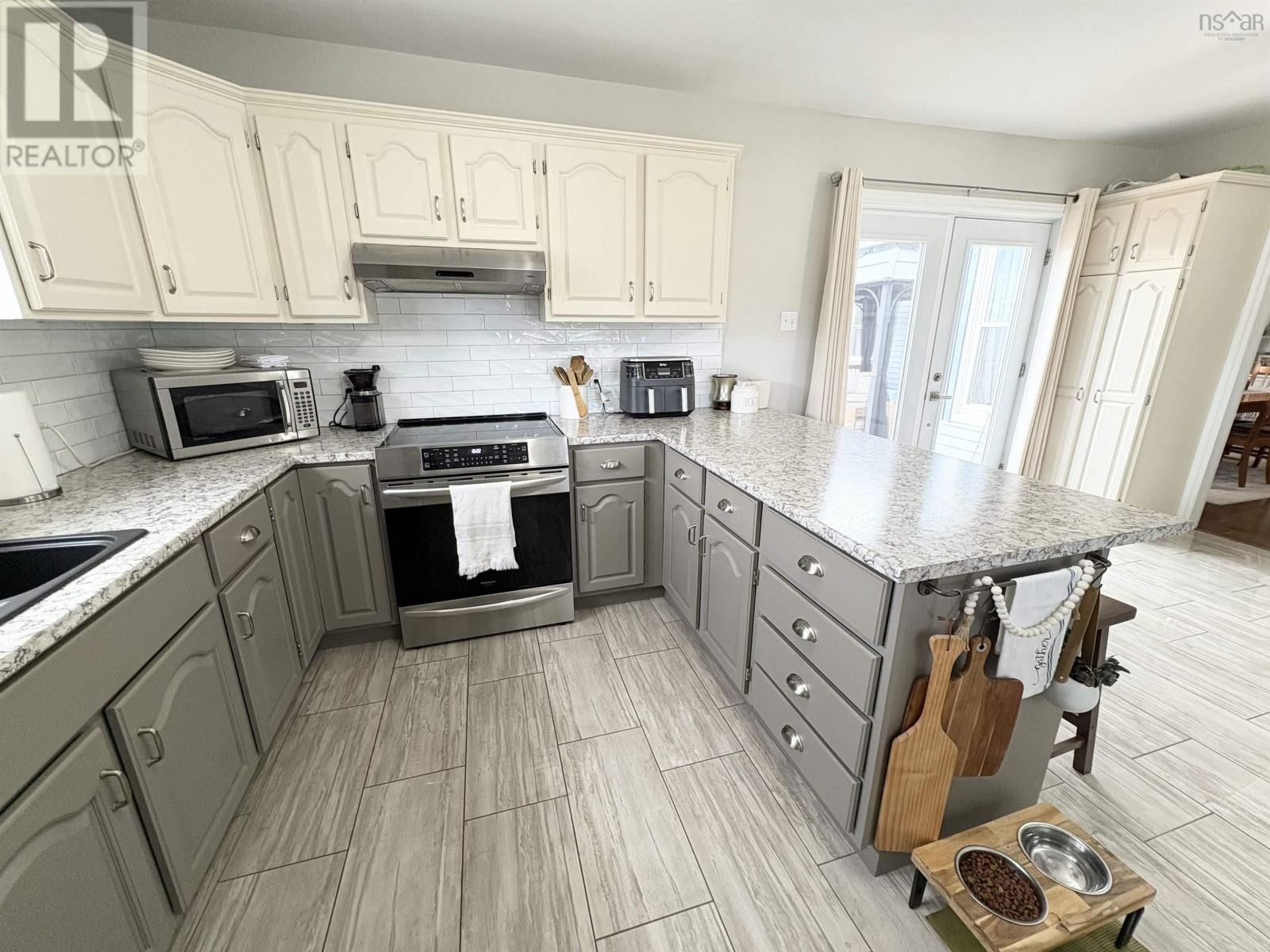 Property 7 of 31 of 21 Oak Street