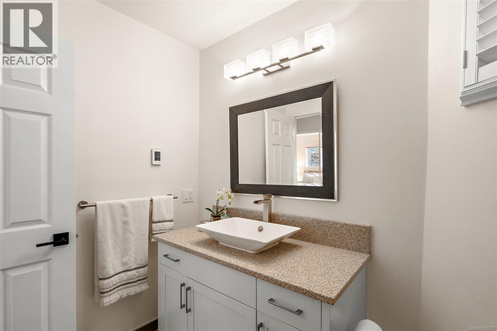 21 909 Carolwood Drive, Saanich